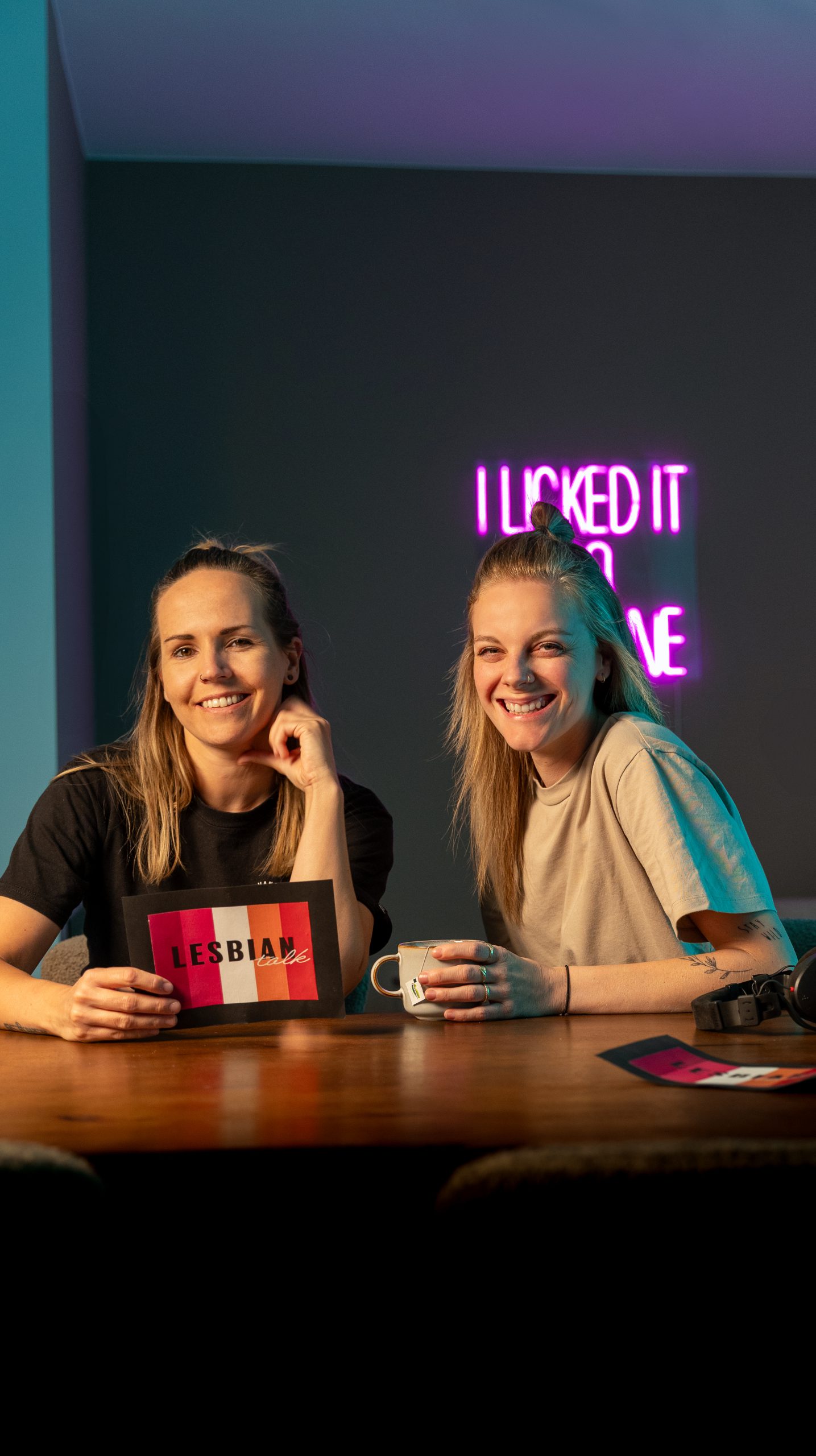 Michelle en Marjolein in de Lesbian Talk-podcaststudio