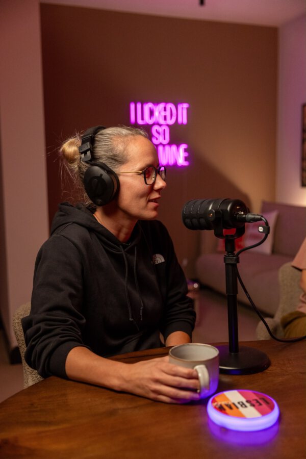 podcastgast september 2026 portret 1 bij Lesbian Talk